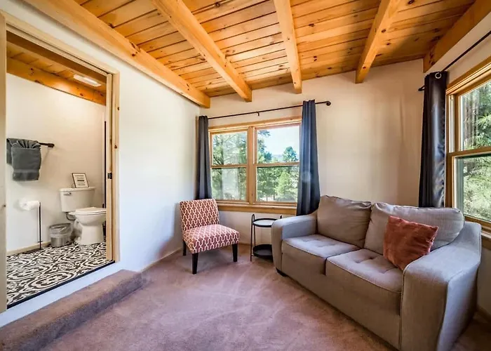 Spacious Cozy Retreat On 5-acres With Hottub Holiday home