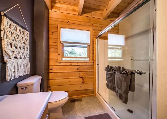 Spacious Cozy Retreat On 5-acres With Hottub Holiday home