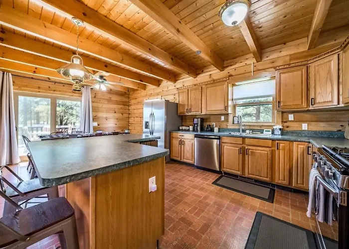 Spacious Cozy Retreat On 5-acres With Hottub Holiday home *