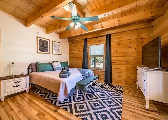 Spacious Cozy Retreat On 5-acres With Hottub Holiday home