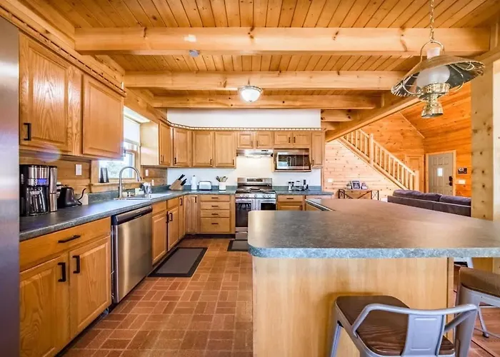 Spacious Cozy Retreat On 5-acres With Hottub