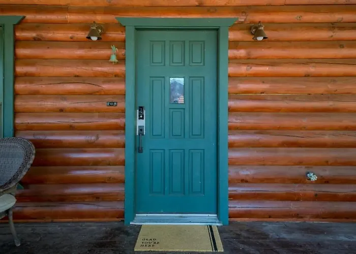 Spacious Cozy Retreat On 5-acres With Hottub Holiday home